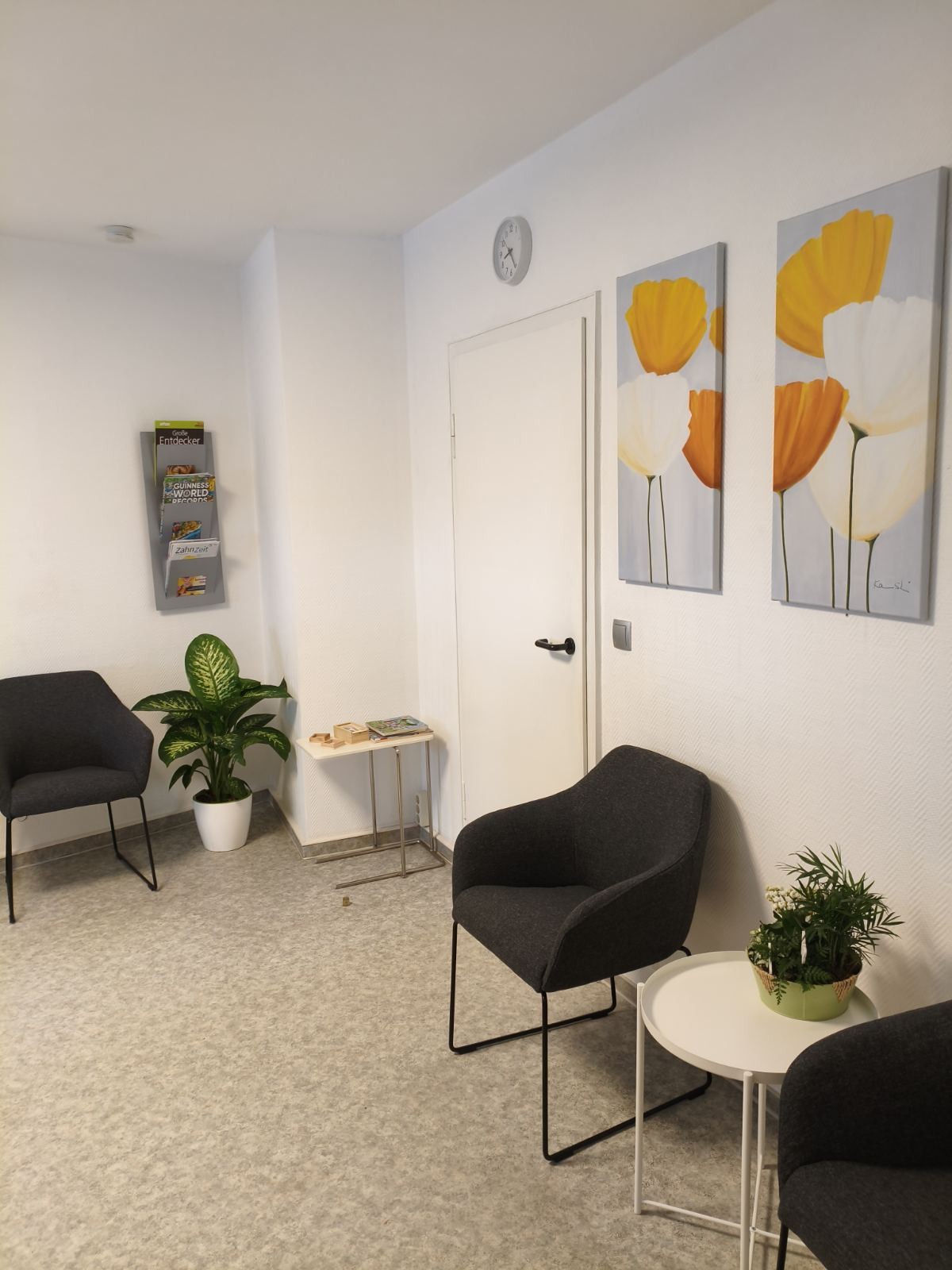 Sitzecke im Wartezimmer mit Leseecke der Zahnarztpraxis Dr. Lopicic