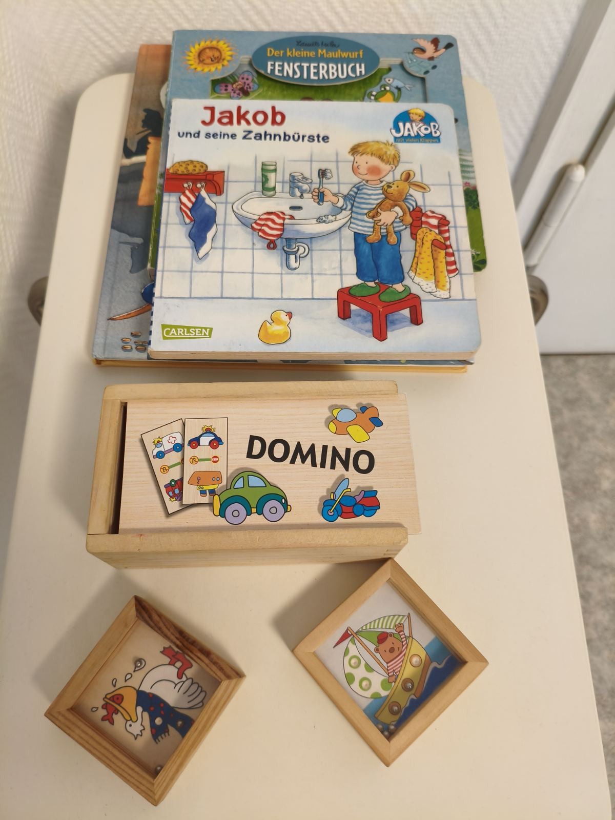 Kinderecke im Wartezimmer mit Büchern und Spielen für kleine Patienten