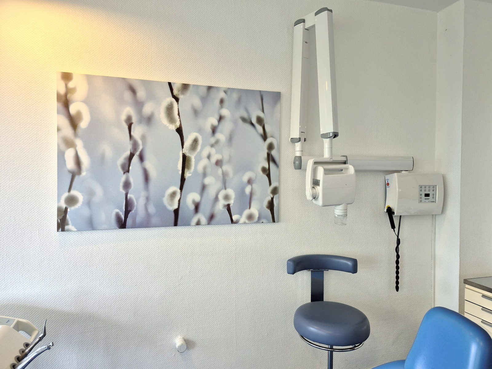 Behandlungszimmer mit Röntgengerät der Zahnarztpraxis Dr. Lopicic